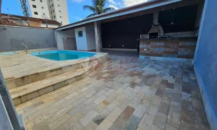 Estilo e lazer na praia! casa com piscina e gourmet a 150m da praia martim de sá! agende sua visita