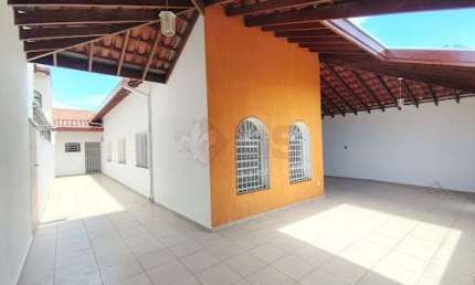 Casa à venda 3 Quartos, 1 Suite, Centro, Caraguatatuba - SP