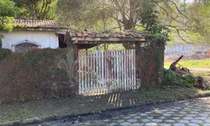 PERFEITA LOCALIZAÇÃO, CASA TÉRREA. BAIRRO TRANQUILO E SEGURO. FRENTE PARA PRAÇA