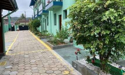 SOBRADO EM CONDOMÍNIO NA MELHOR PRAIA DE CARAGUATATUBA, COM LAZER PISCINA, ÁREA GOURMET, 01 VAGA DE