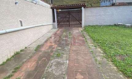 VENHA CONHECER ESTA CASA TÉRREA, AMPLA, COM ESPAÇO PARA CONSTRUIR UMA BELA ÁREA DE LAZER/GOURMET NA