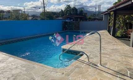 Ampla  Casa Térrea de Esquina com Piscina e Área Gourmet -  Conforto, Lazer e Excelente Localização