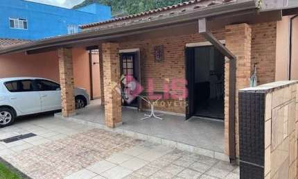 Oportunidade única! Casa térrea, ampla, em frente a bela praça, a poucos minutos da Praia Martim de