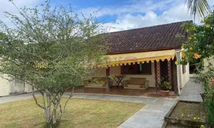 Casa térrea a 300m da praia martim de sá - conforto e praticidade