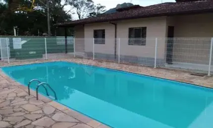 VENHA CONHECER ESTA CASA TÉRREA EM CONDOMÍNIO, NA PRAIA MARTIM DE SÁ,  COM SEGURANÇA E TRANQUILIDADE, AMPLO TERREÇO PARA DESCANSO, LAZER COM PISCINA
