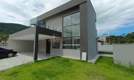 Oportunidade Única! Imóvel de Alto Padrão em Condomínio Fechado, próximo à Praia da Mococa.