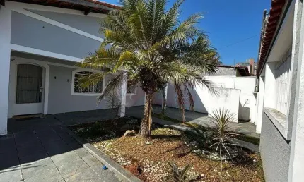 Se você está procurando conforto, praticidade e espaçõs amplos...acabou de encontrar esta casa térrea com 4 suítes e piscina