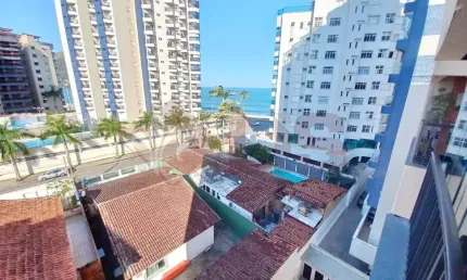 Apartamento à beira-mar com sacada e acabamento de primeira qualidade.
