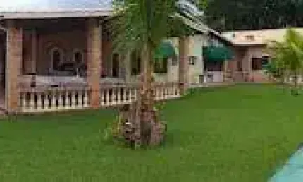 Procurando uma casa ampla/ acabou de encontrar! esta casa proporciona conforto de uma casa térrea em amplo terreno com jardim, piscina e área gourmet