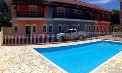 Sobrado em condomínio localizado a 400m da paradisíaca praia do capricórnio!