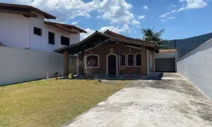 Você que procura uma casa térrea  ampla, em excelente localização na praia martim de sá. com amplo terreno para poder edificar piscina