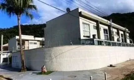 AMPLO SOBRADO ENSOLARADO E VENTILADO EM CONDOMÍNIO PRAIA DA COCANHA