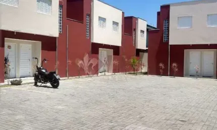 Sobrado em condomínio horizontal com 2 dormitórios para locação mensal.