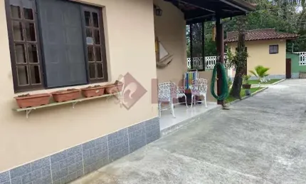 Casa  térrea reformada em condomínio fechado na praia martim de sá