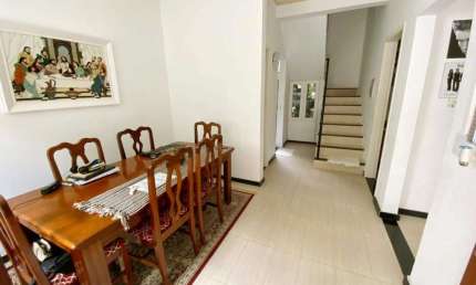 Condomínio residencial com 03 casas MOBILIADAS no Bairro Aruana com piscina