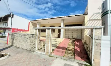 Oportunidade Imperdível: Casa na Av. Hermes Fontes. Localização Estratégica