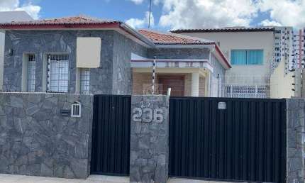 Descubra uma casa exuberante de 232m² com tudo o que você precisa para viver com estilo e exclusividade.