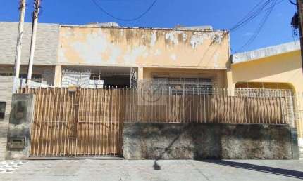Versatilidade e Espaço no Coração da 13 de Julho: Casa com 4 Quartos e Quintal Amplo!