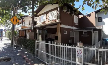 CASA COM 3 QUARTOS NA PRAIA DE BOMBAS PARA LOCAÇÃO DE TEMPORADA