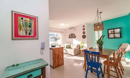 Apartamento decorado com 2 dormitórios a 200m do mar