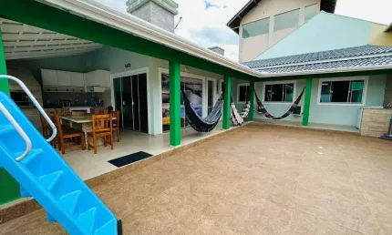 CASA COM PISCINA NA PRAIA DE BOMBAS PARA LOCAÇÃO DE TEMPORADA