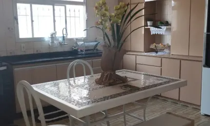 OTIMA LOCALIZAÇÃO CASA TERREA COM 2 DORMS, 4 VAGAS DE GARAGEM E EDICULA COM 2 DORMS NO FUNDO