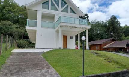 VENDE-SE EXCELENTE CASA NO CONDOMÍNIO FECHADO RESORT FAZENDA EM PIRAQUARA CONDOMÍNIO COM ESTRUTURA COMPLETA E EXCELENTE LAGOS ÁREA VERDE MUITO GRANDE.