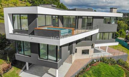 Casa 04 Dorm. à venda no Bairro Alphaville com 570 m² de área privativa - 2 vagas de garagem