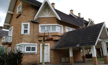 Casa 04 Dorm. à venda no Bairro Planalto com 280 m² de área privativa - 4 vagas de garagem
