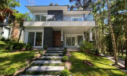 Casa 03 Dorm. à venda no Bairro Caracol com 337 m² de área privativa - 2 vagas de garagem