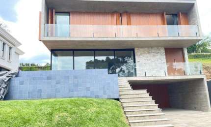 Casa 04 Dorm. à venda no Bairro Aspen Mountain com 400 m² de área privativa - 2 vagas de garagem