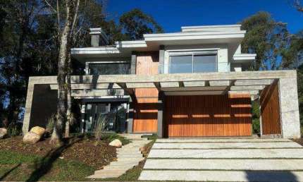 Casa 03 Dorm. à venda no Bairro Carniel com 356 m² de área privativa - 2 vagas de garagem
