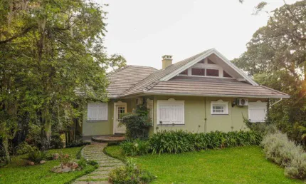 Casa 03 Dorm. à venda no Bairro Lagos de Gramado com 420 m² de área privativa - 2 vagas de garagem