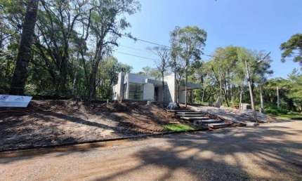 Casa 03 Dorm. à venda no Bairro Golf Club com 400 m² de área privativa - 3 vagas de garagem