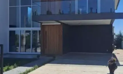 Casa 03 Dorm. à venda no Bairro Morada da Serra com 330 m² de área privativa - 2 vagas de garagem