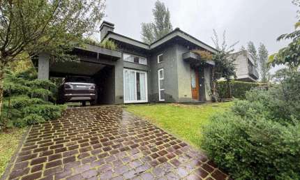 Casa 03 Dorm. à venda no Bairro Alphaville com 233 m² de área privativa - 2 vagas de garagem