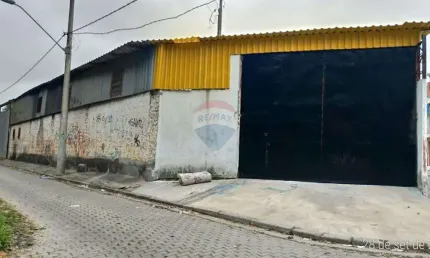 'Galpão Comercial Ideal: Proximidade e Praticidade'