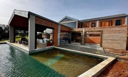 Luxo e Natureza: Casa de Sonho em Joanópolis Pé na água