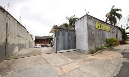 Casa com terreno  e galpão a venda no Santa Candida