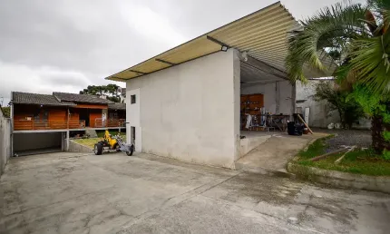 Casa com terreno  e galpão a venda no santa candida