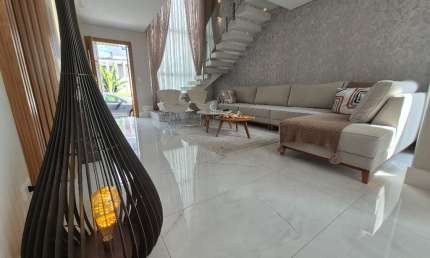 Linda casa decorada dentro de condomínio 3 quartos sendo 1 suíte