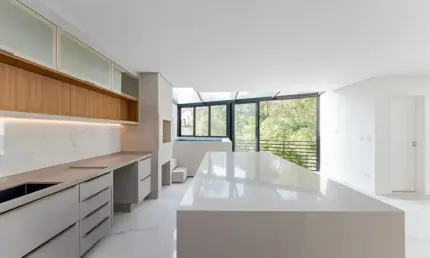 Belíssima Casa com 300m2 sendo 3 Suítes 3 vagas amplo quintal