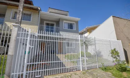 Lindo sobrado reformado no Pilarzinho 4 quartos e 2 vagas