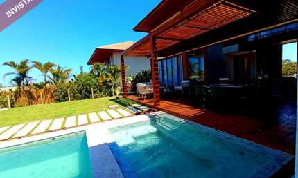 Luxuosa Casa à Venda na Praia do Forte: 6 Quartos, 6 Suítes, Piscina, Jacuzzi e Muito Mais! Marque sua Visita Agora!