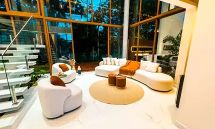 Imóvel de Luxo na Praia do Forte: Casa com 5 suítes, 2 salas, piscina e 670m² de área! Venha conferir!