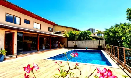 Imperdível Casa de Luxo à Venda em Pituaçu, Salvador-BA: 4 Quartos, 3 Suítes, 6 Vagas de Garagem. Condomínio Jardim Califórnia
