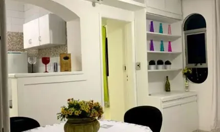 Apartamento de 1 quarto na Pituba, Salvador-BA: 48m², varanda, porcelanato, portaria 24h, elevador, nascente total, 1 vaga. Invista já!