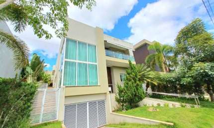 Luxuosa casa à venda em Alphaville II, Salvador-BA: 5 quartos, 3 suítes, 6 vagas, área de 498,55 m². Totalmente mobiliada!