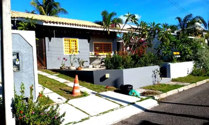 Luxuosa casa à venda em condomínio fechado em Camaçari-BA: 2 quartos, 1 sala, 2 banheiros, 4 vagas de garagem, área gourmet.