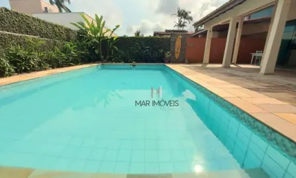 Casa em excelente localização, condomínio fechado na região da praia de Pernambuco no Guarujá!